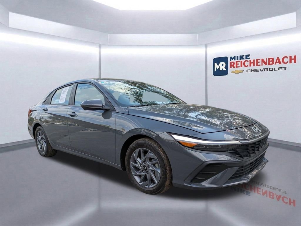 Used 2024 Hyundai Elantra SEL image 2