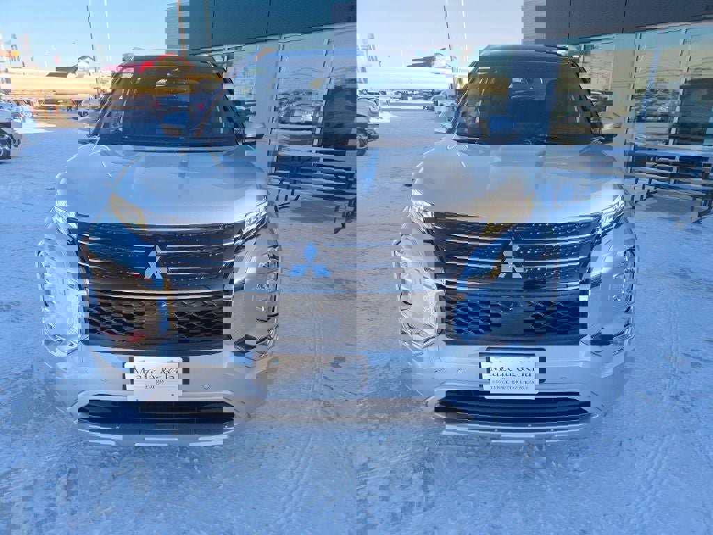 Used 2023 Mitsubishi Outlander SEL image 2