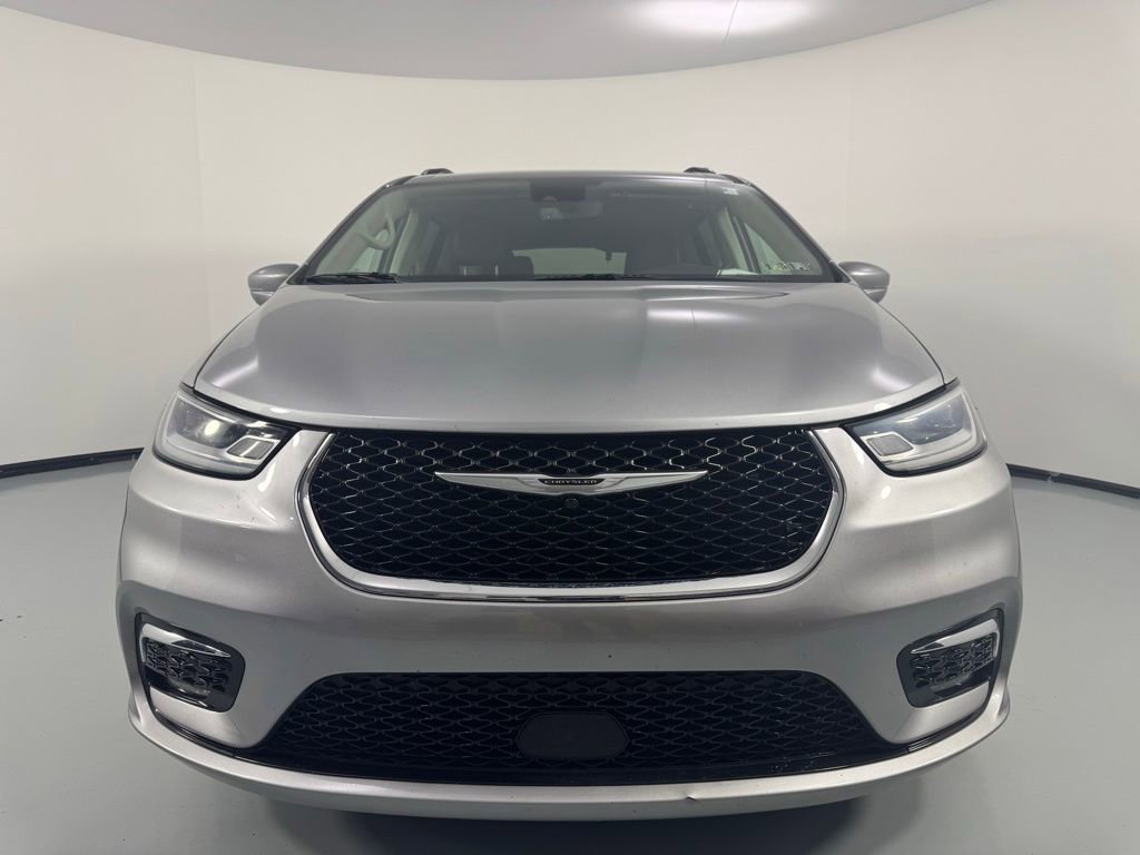 Used 2021 Chrysler Pacifica Touring-L w/ Uconnect Theater Family Group AWD/4WD image 2