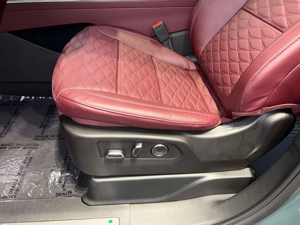 Used 2026 Cadillac Escalade Luxury w/ LPO, Floor Liner Package AWD/4WD image 3