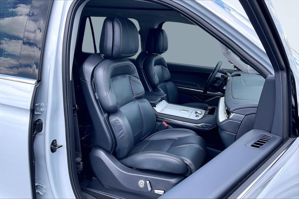 New 2026 Lincoln Navigator L Reserve AWD/4WD image 11