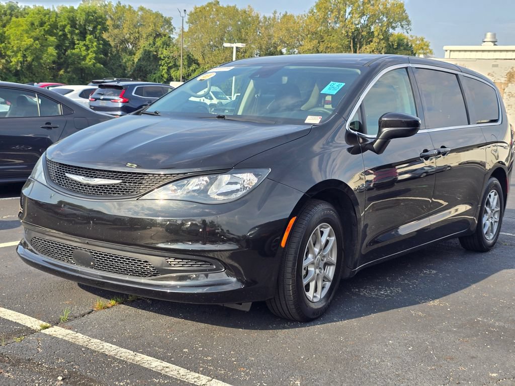 Used 2023 Chrysler Voyager LX FWD image 4