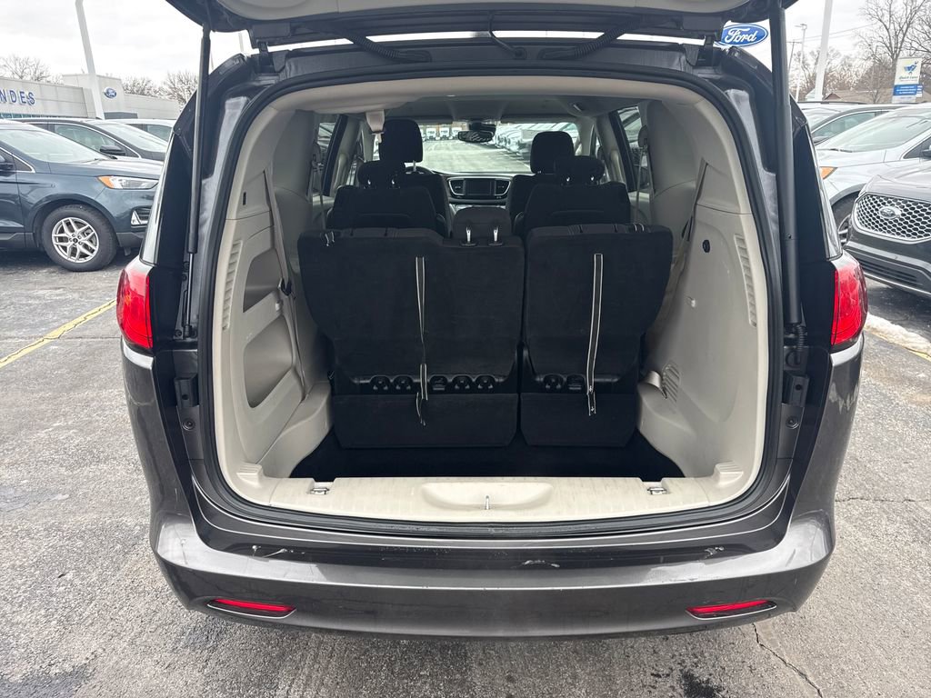 Used 2023 Chrysler Voyager LX FWD image 12