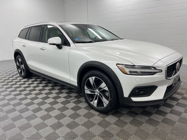 Used 2023 Volvo V60 B5 Cross Country Plus w/ Climate Package image 4