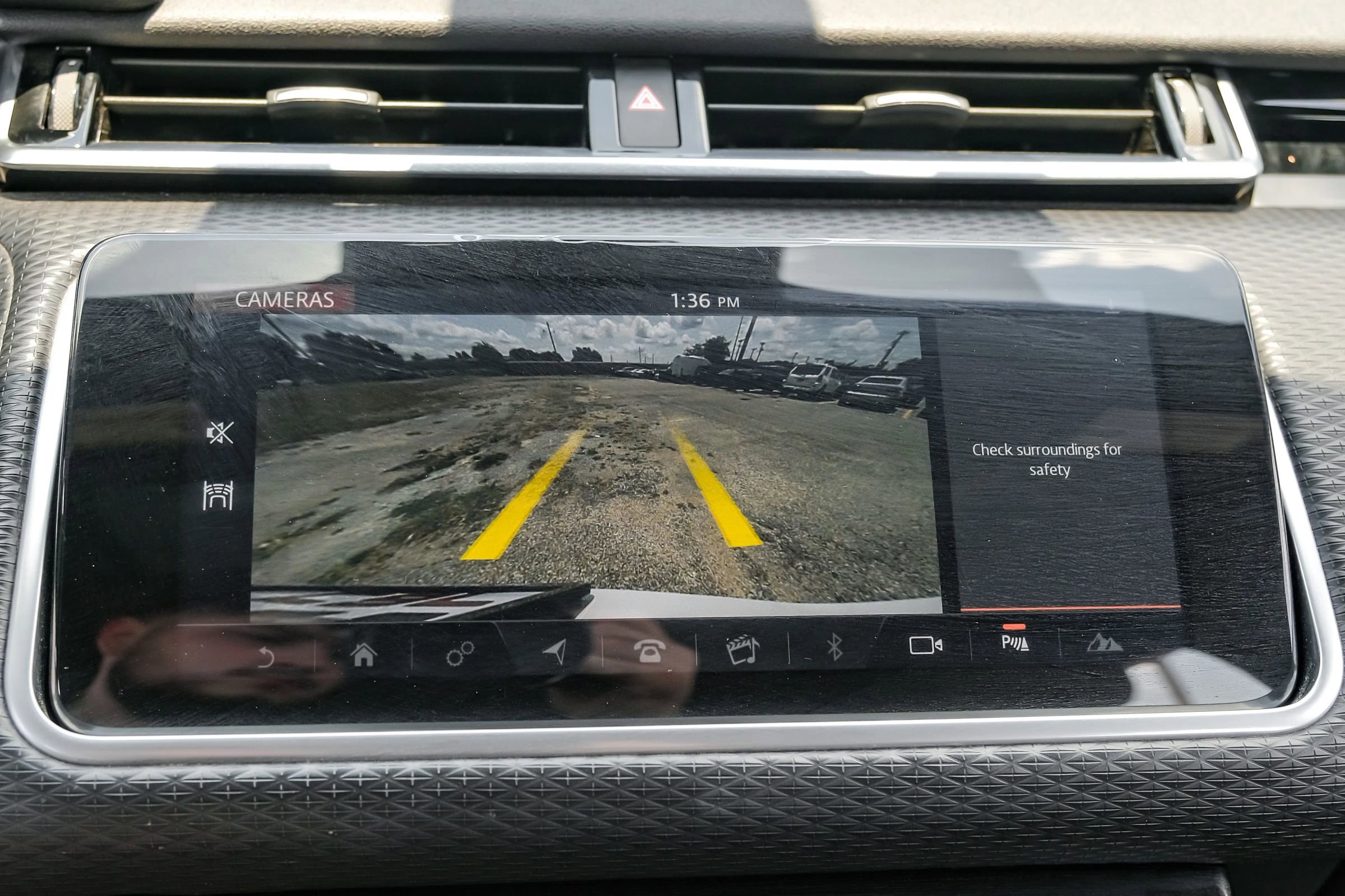 Used 2018 Land Rover Range Rover Velar R-Dynamic SE image 23