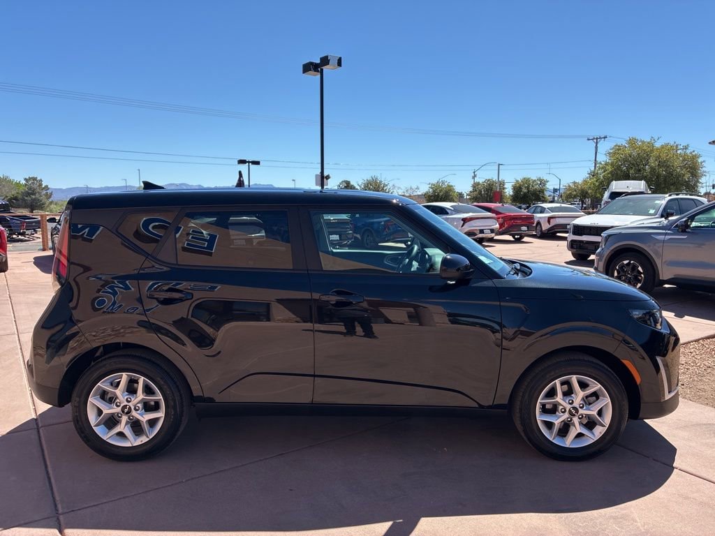 Certified 2025 Kia Soul LX FWD image 9