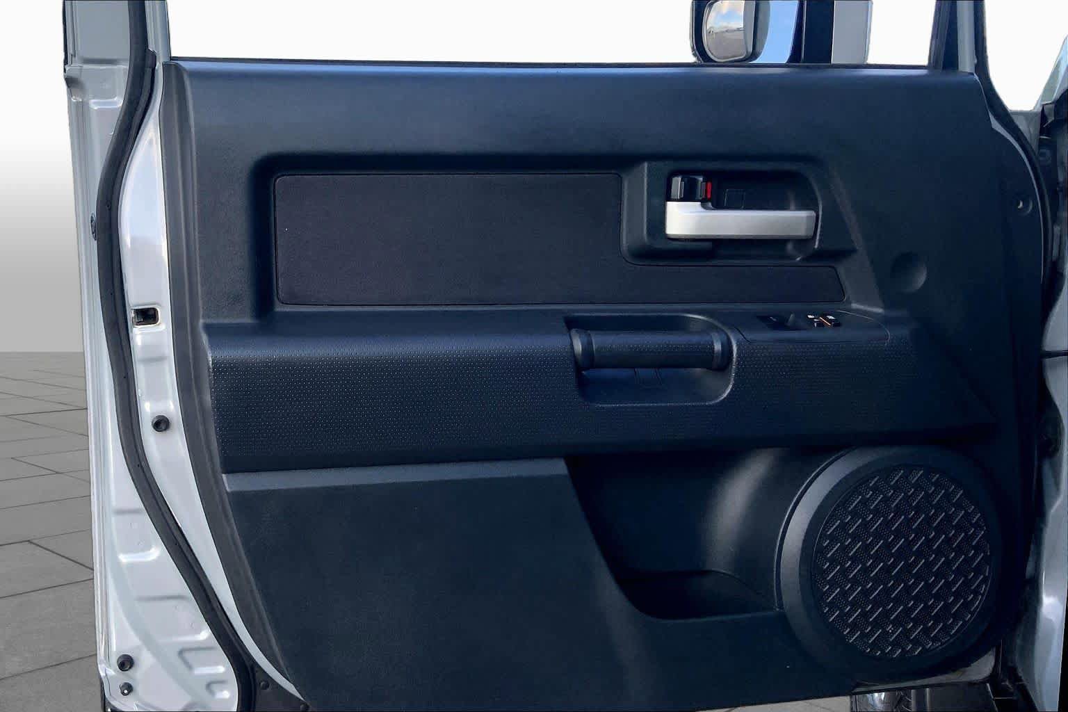 Used 2014 Toyota FJ Cruiser 4WD w/ Convenience Package image 21