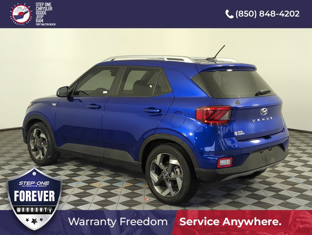Used 2023 Hyundai Venue SEL FWD image 4