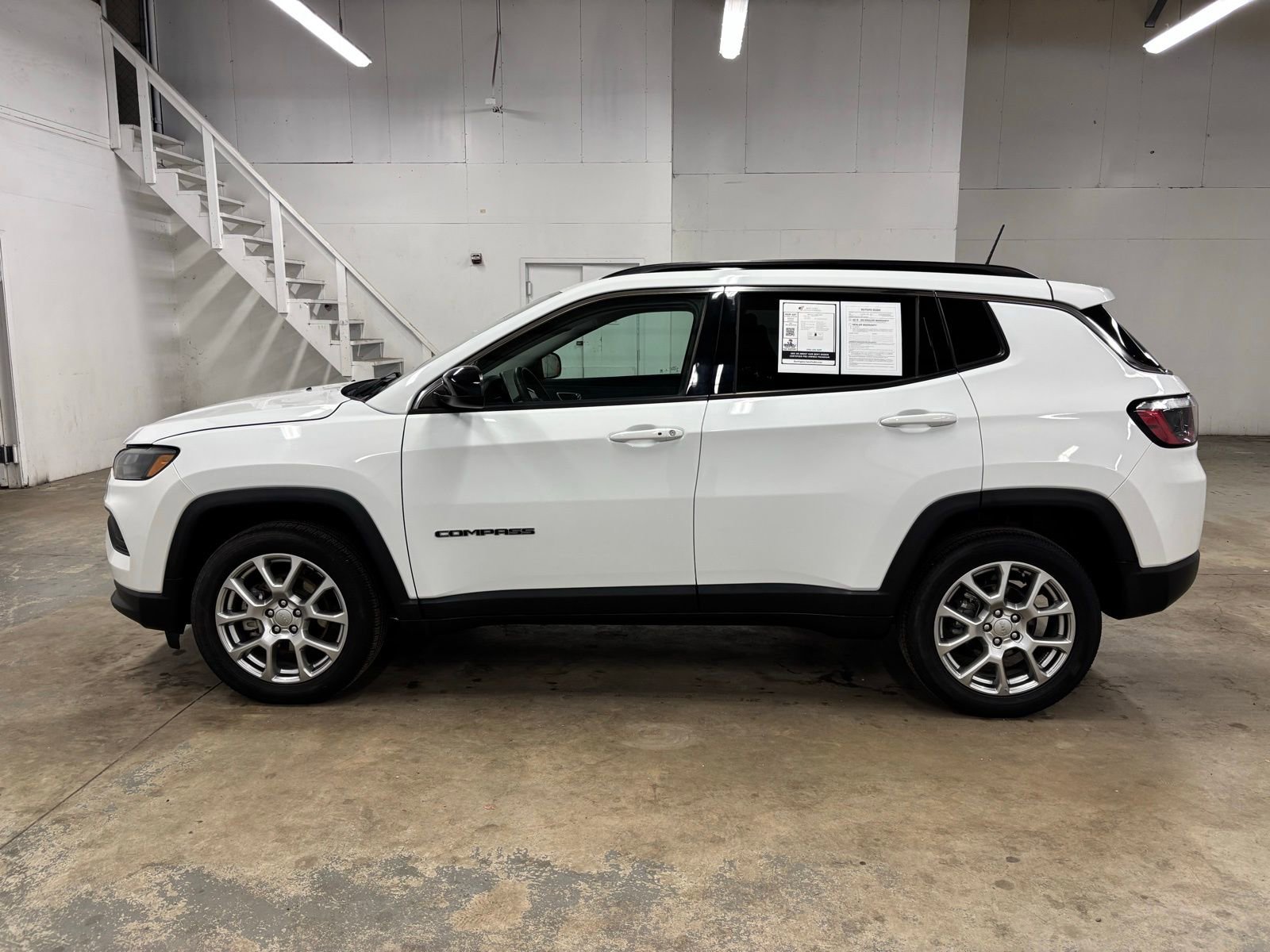 Used 2022 Jeep Compass Latitude w/ Sun and Sound Group AWD/4WD image 4