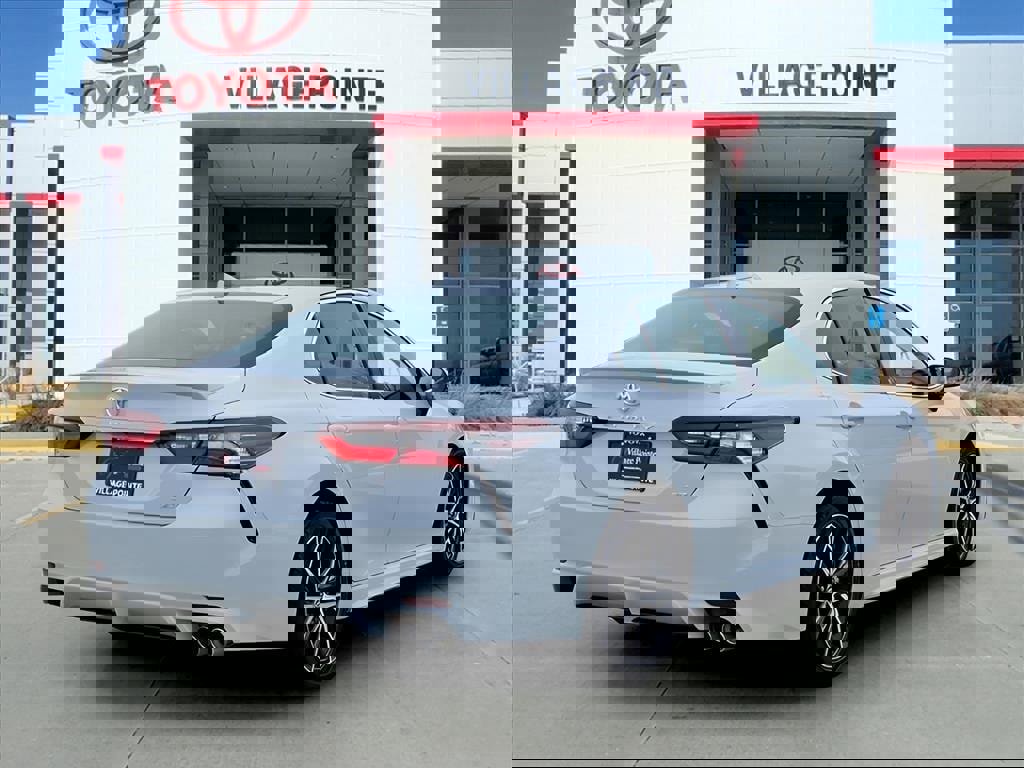 Used 2023 Toyota Camry SE image 5