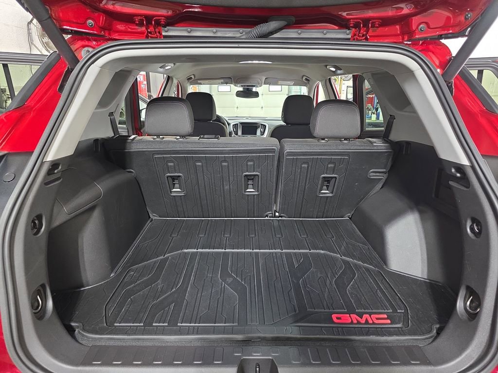 Used 2024 GMC Terrain SLE w/ Driver Convenience Package image 12