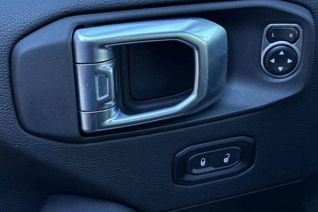 Used 2024 Jeep Wrangler Sahara image 12