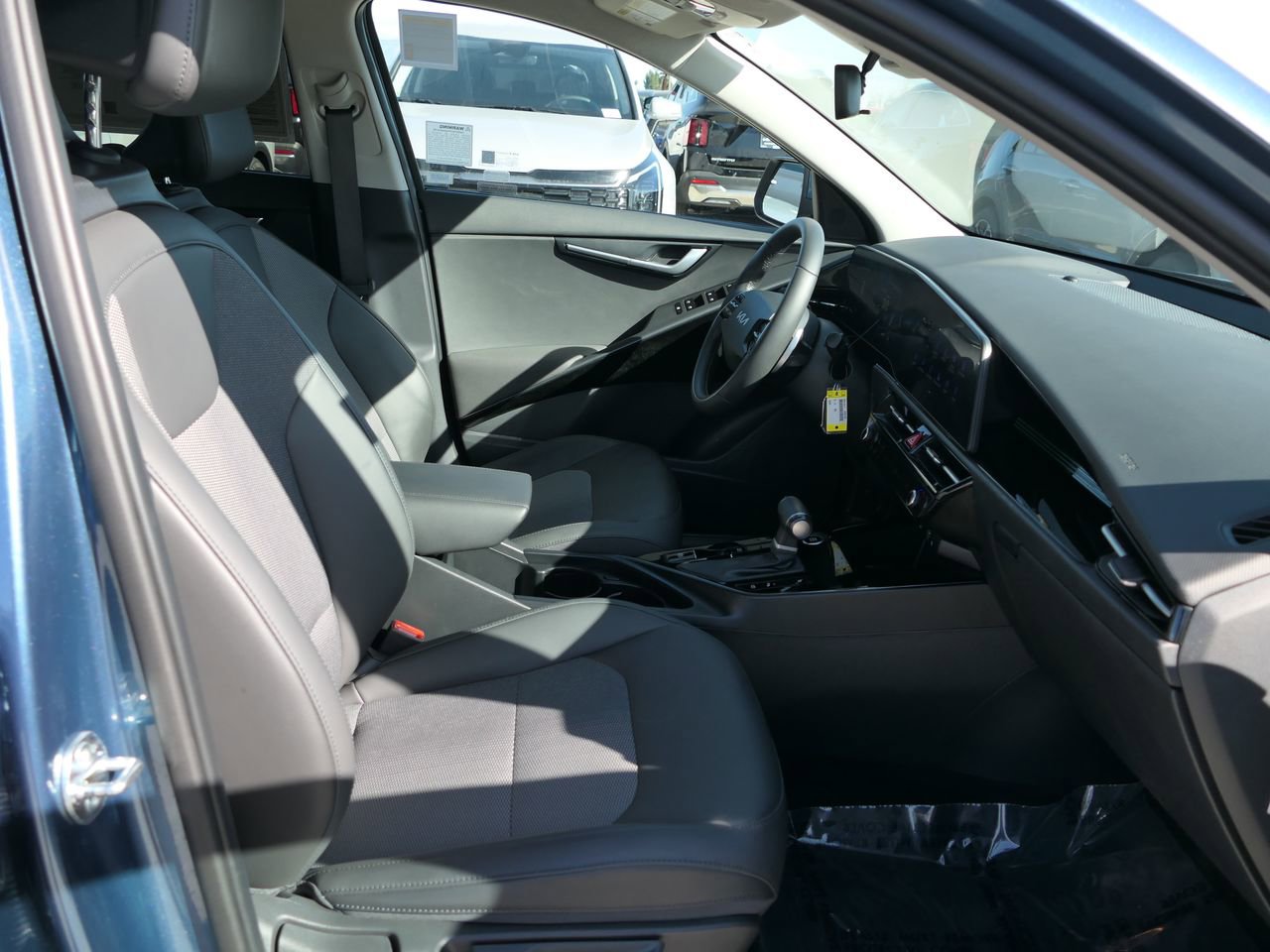 Used 2025 Kia Niro EX image 26