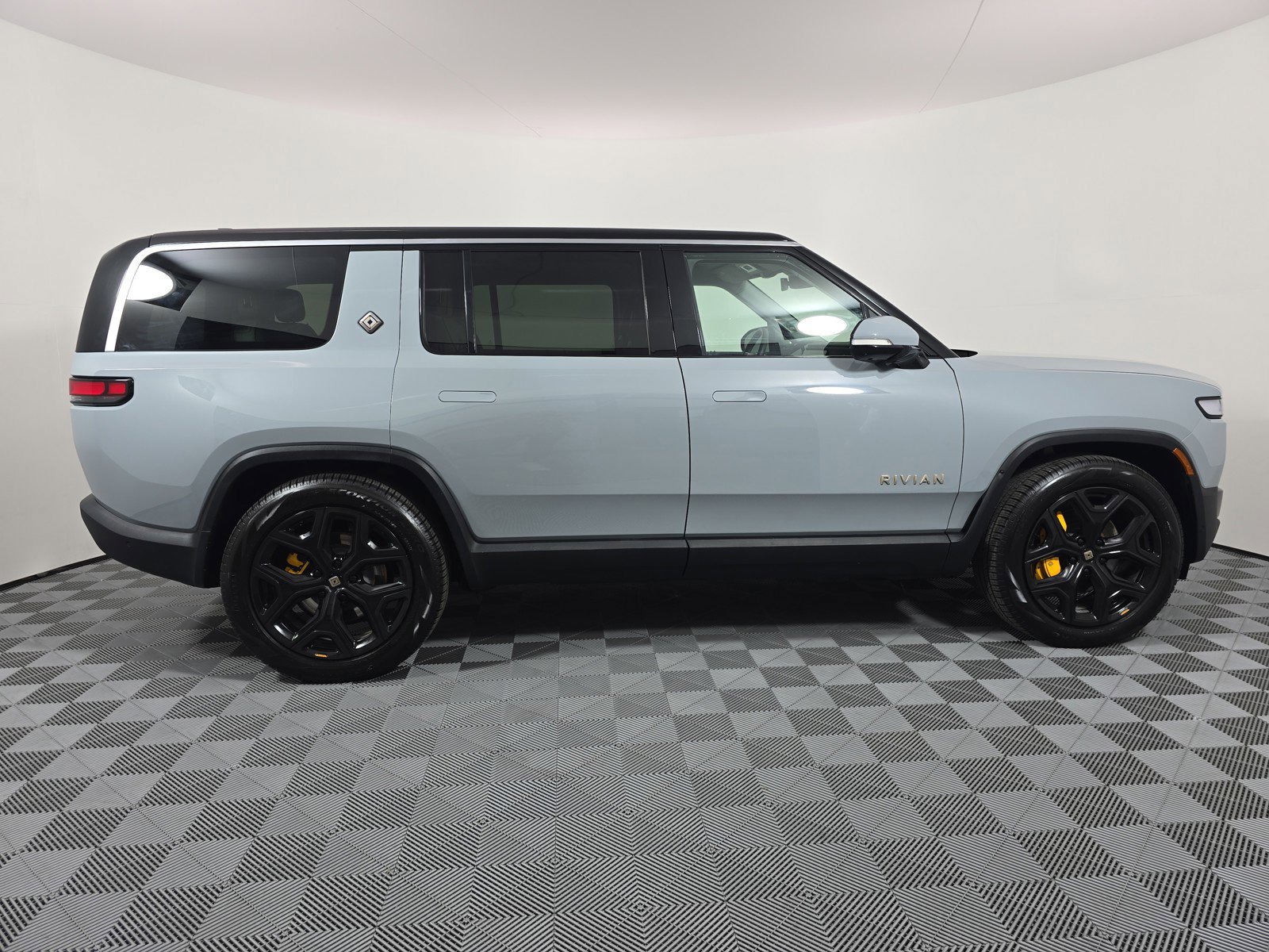 Used 2024 Rivian R1S Adventure AWD/4WD image 6