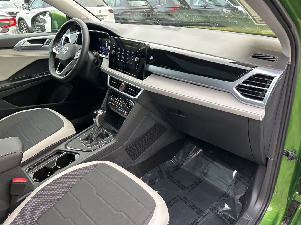 Certified 2025 Volkswagen Taos SE w/ Panoramic Sunroof Package image 44