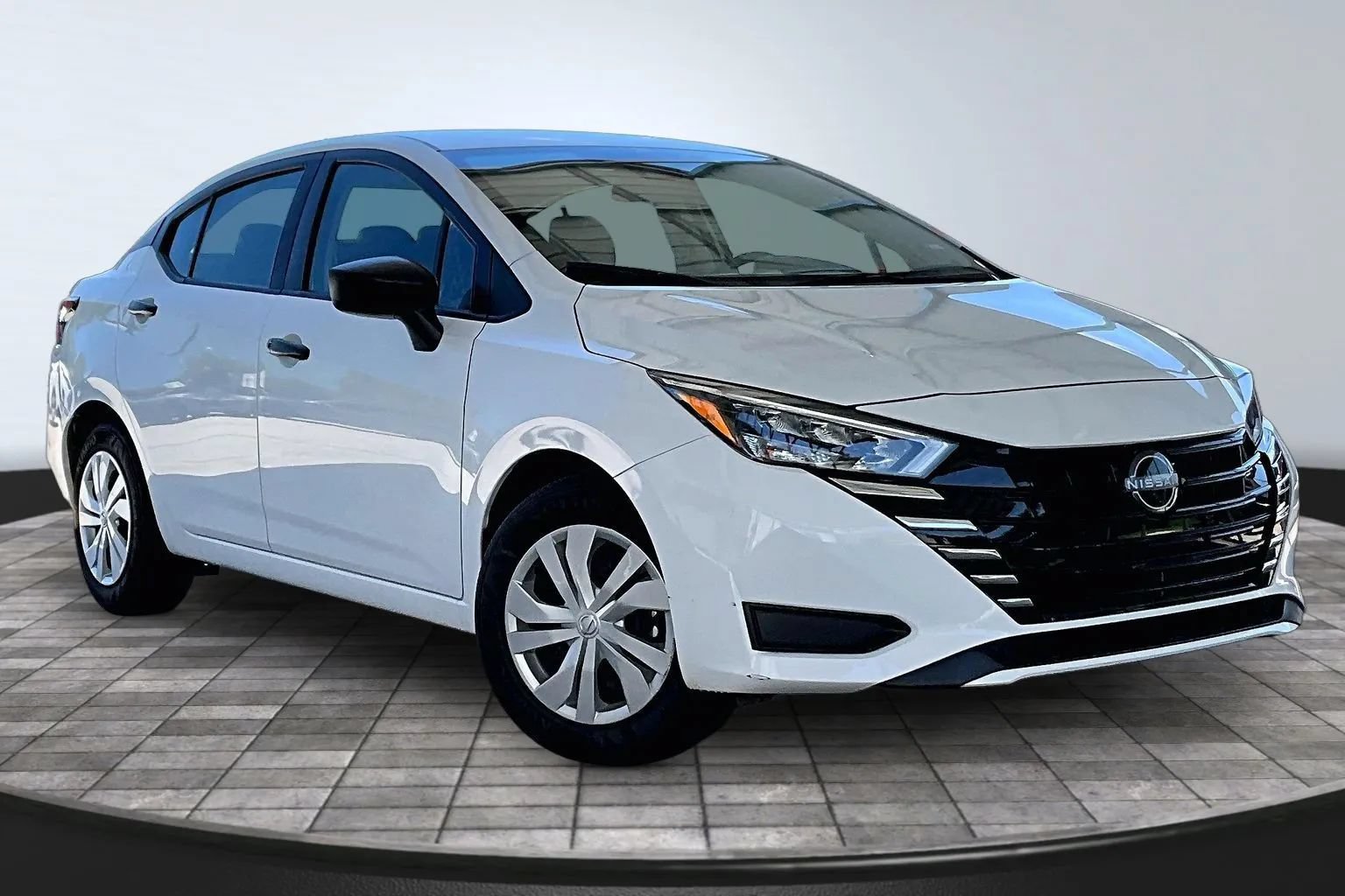 Used 2025 Nissan Versa S FWD image 3