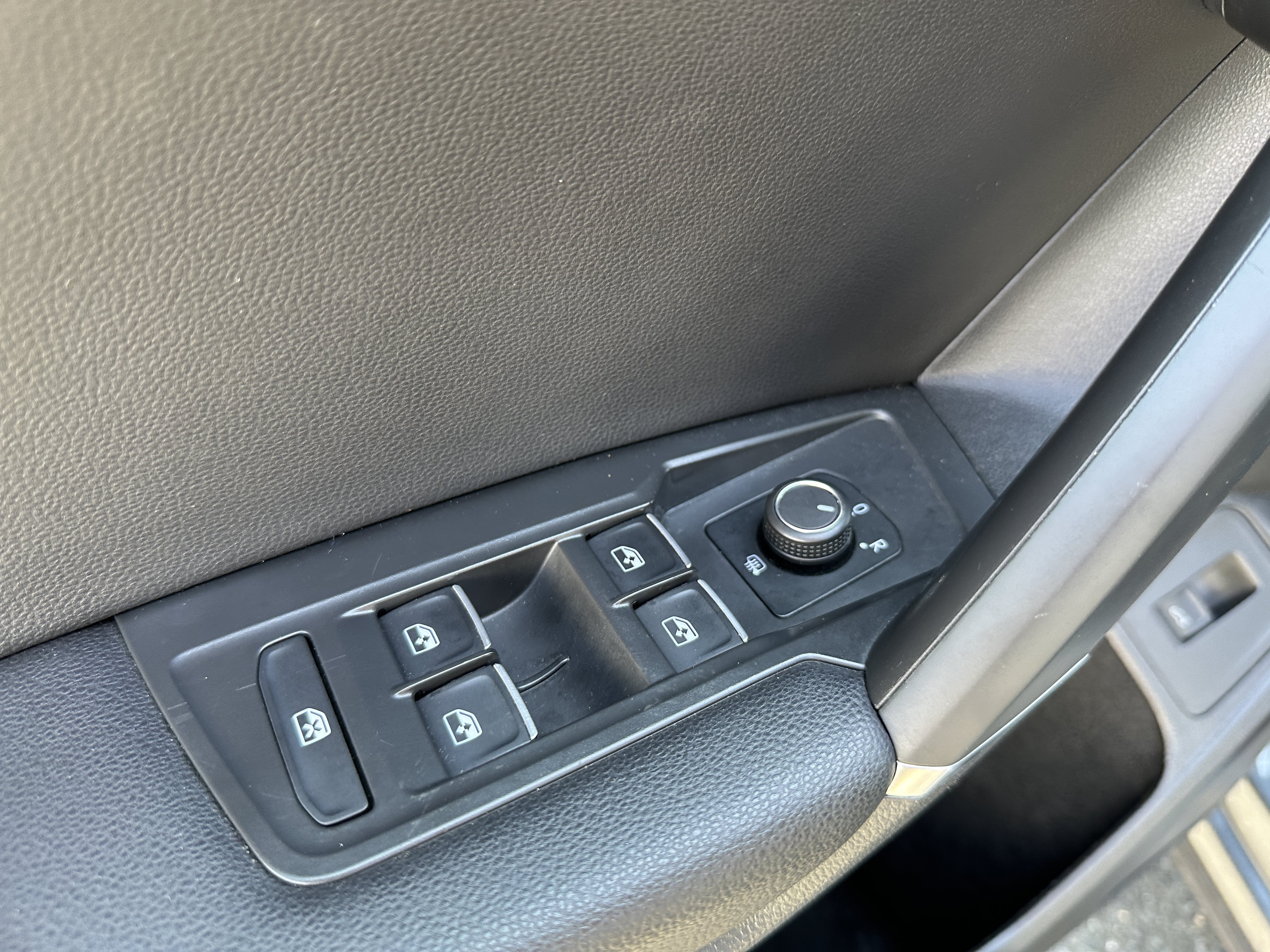 Used 2020 Volkswagen Tiguan SEL AWD/4WD image 27