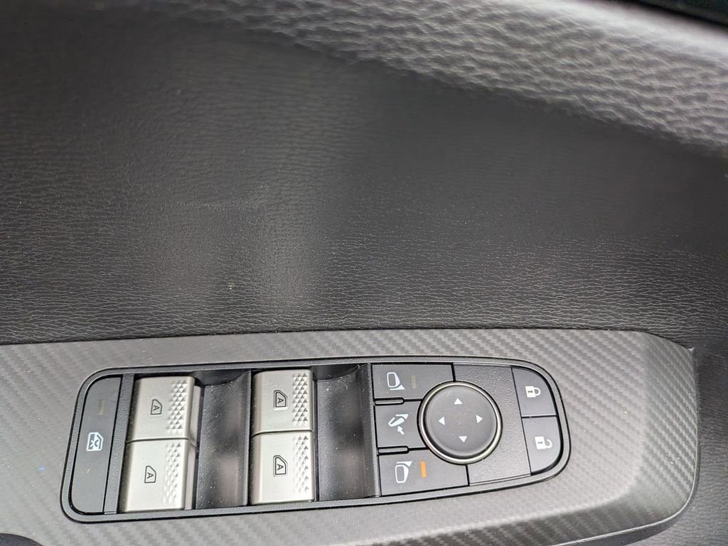 Used 2025 Mitsubishi Outlander SE image 13