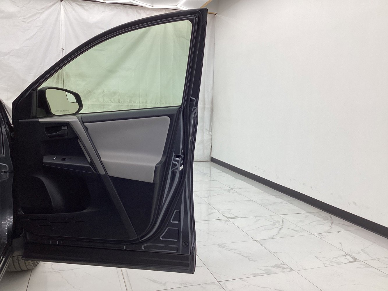 Used 2018 Toyota RAV4 LE image 19