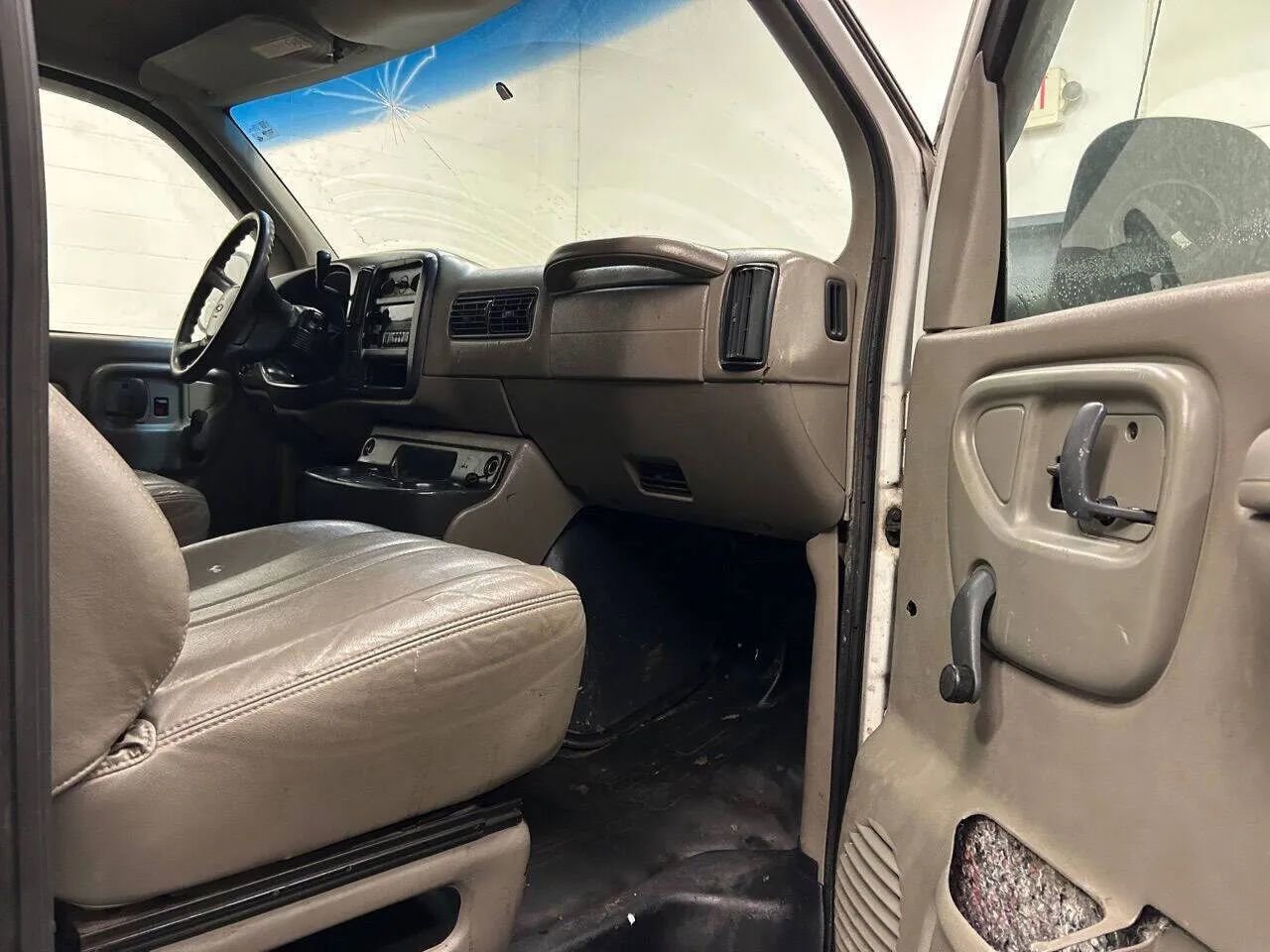 Used 2000 Chevrolet Express 3500 image 11