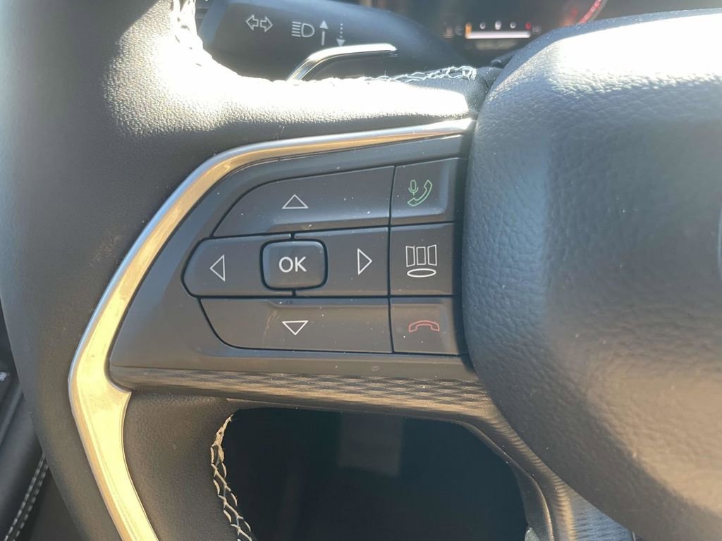 Certified 2025 Jeep Grand Cherokee Altitude image 31