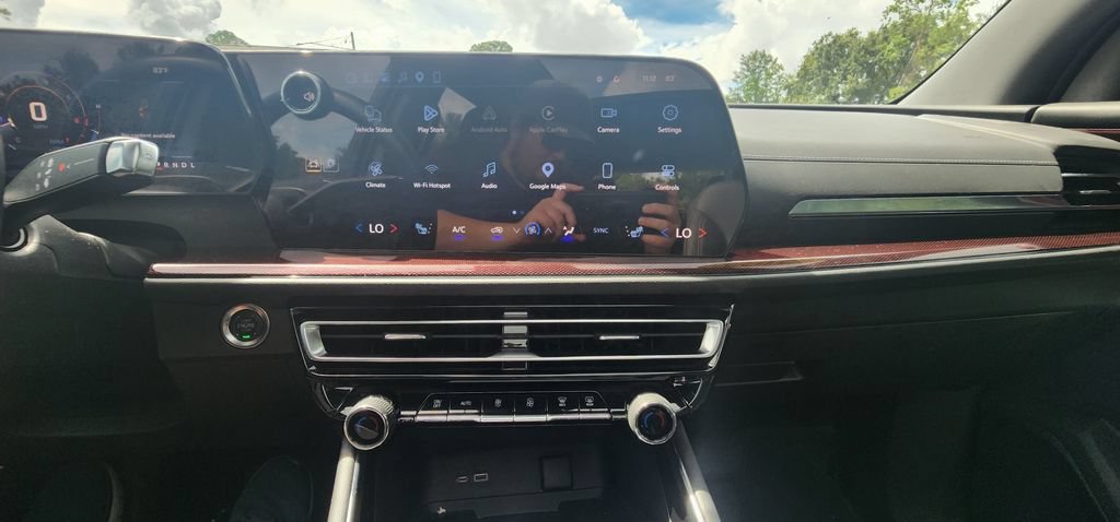 Used 2025 Chevrolet Traverse Z71 w/ LPO, Floor Liner Package AWD/4WD image 39