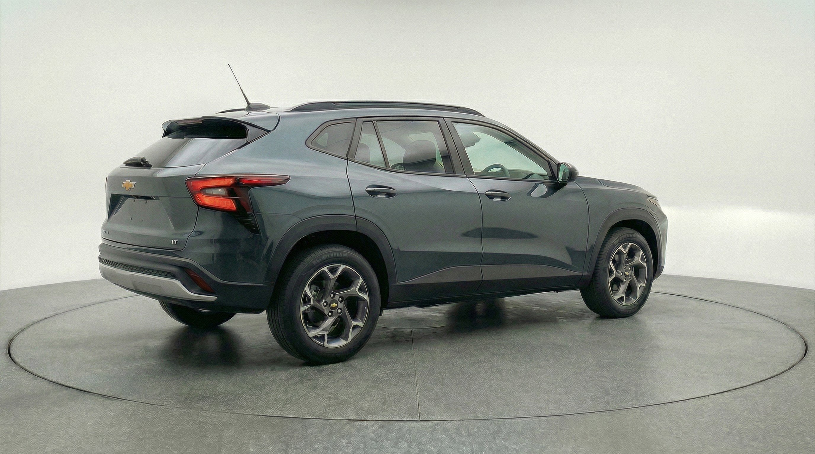 Used 2025 Chevrolet Trax LT w/ LT Convenience Package FWD image 9