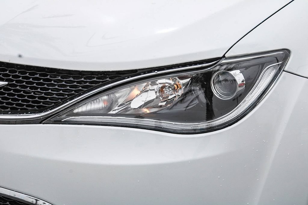Used 2018 Chrysler Pacifica Touring-L w/ Tire & Wheel Group FWD image 8