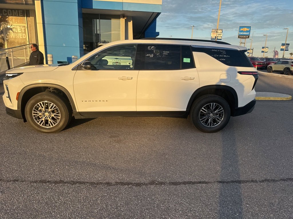 Used 2025 Chevrolet Traverse LT image 7