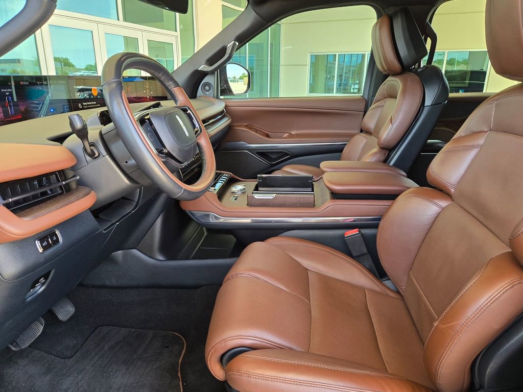 Used 2025 Lincoln Navigator Reserve AWD/4WD image 9