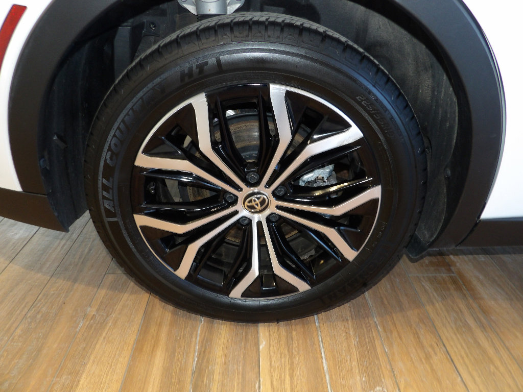 Used 2023 Toyota Crown XLE image 5