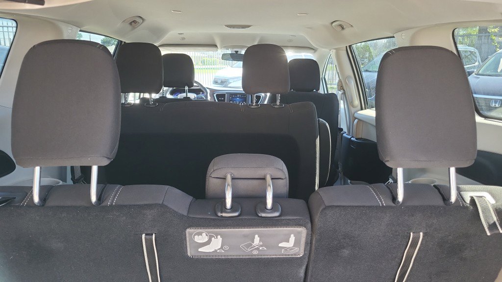 Used 2020 Chrysler Voyager L FWD image 12