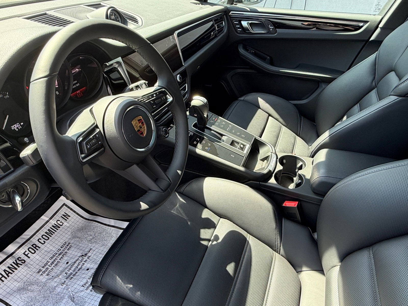 Certified 2026 Porsche Macan AWD/4WD image 4