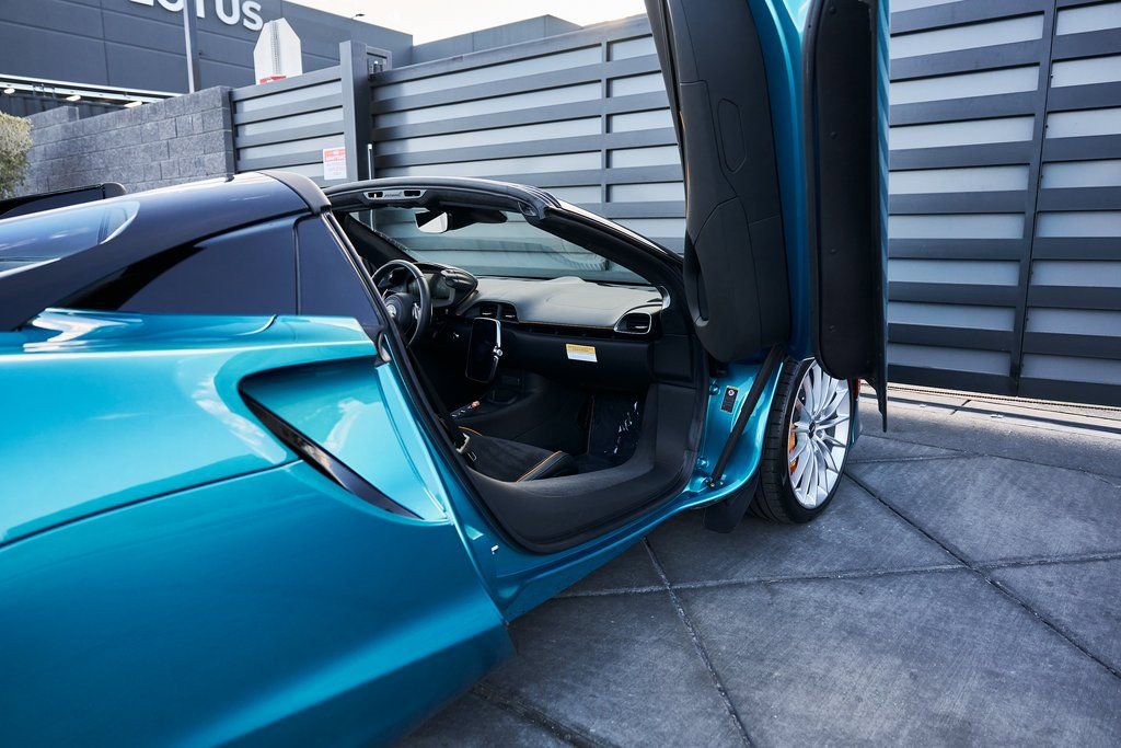 Used 2025 McLaren Artura Spider image 27