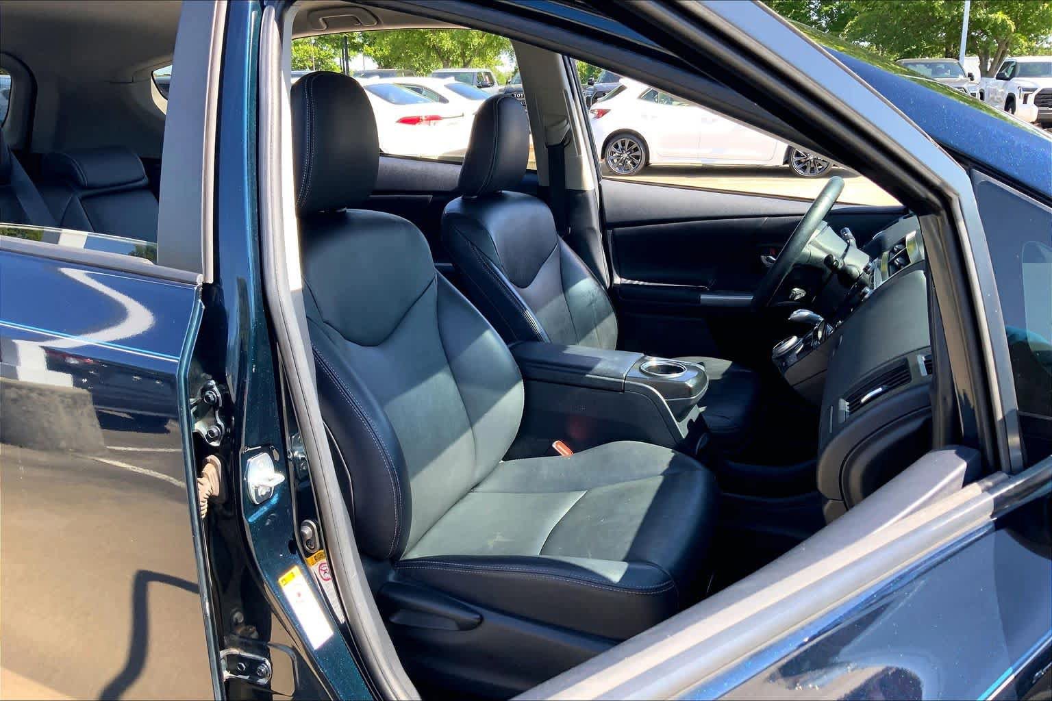 Used 2017 Toyota Prius V Five w/ Advanced Technology Package FWD image 9
