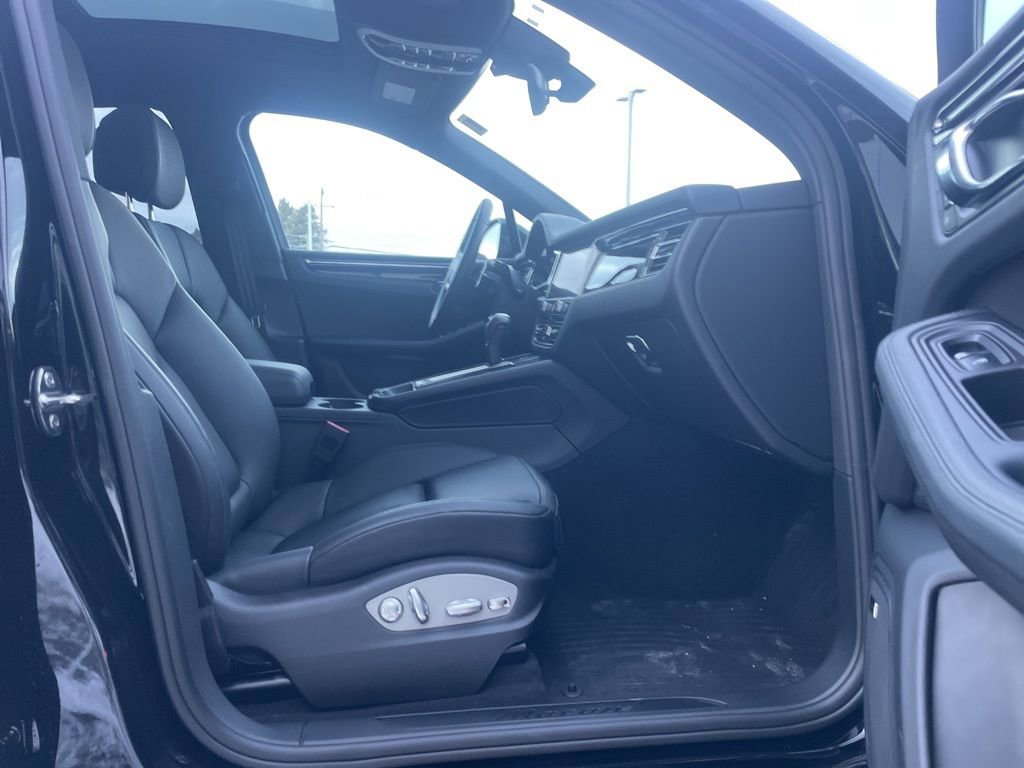 Certified 2025 Porsche Macan AWD/4WD image 17
