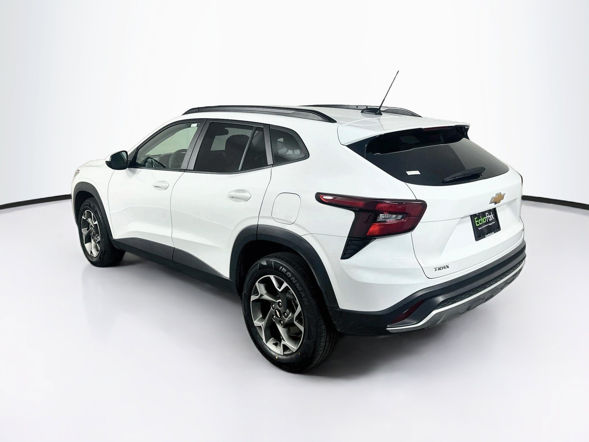 Used 2025 Chevrolet Trax LT FWD image 5