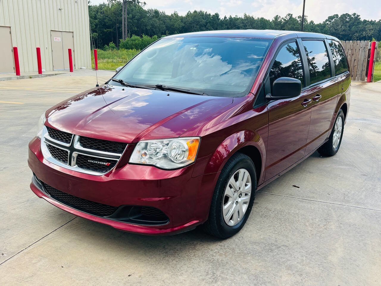 Used 2018 Dodge Grand Caravan SE w/ UConnect Hands-Free Group image 1