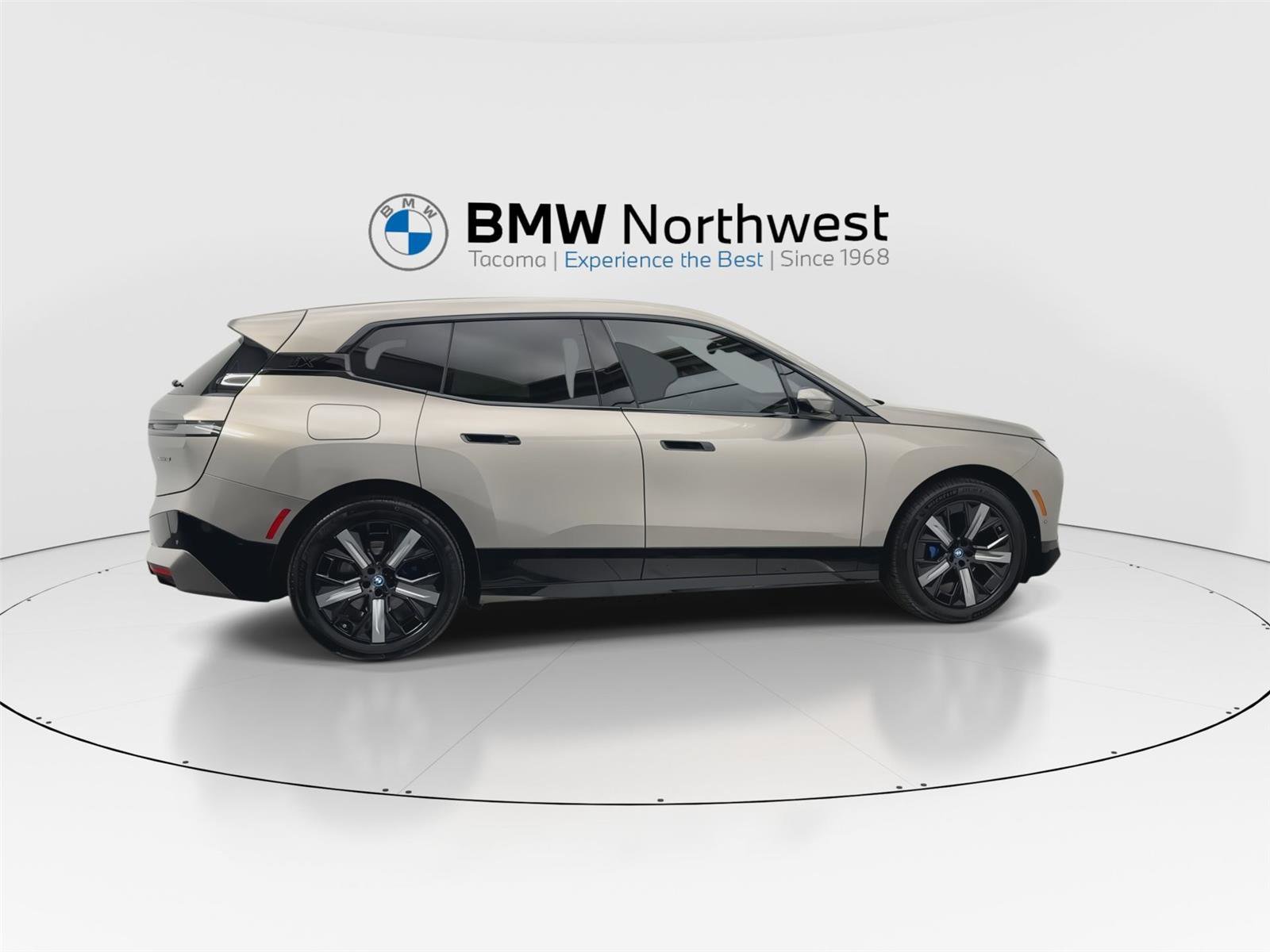 Certified 2024 BMW iX xDrive50 w/ Premium Package AWD/4WD image 4