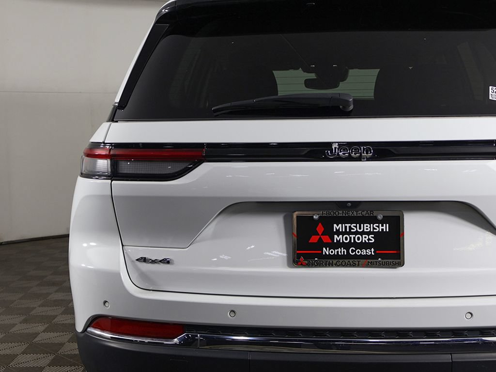 Used 2023 Jeep Grand Cherokee Laredo AWD/4WD image 13