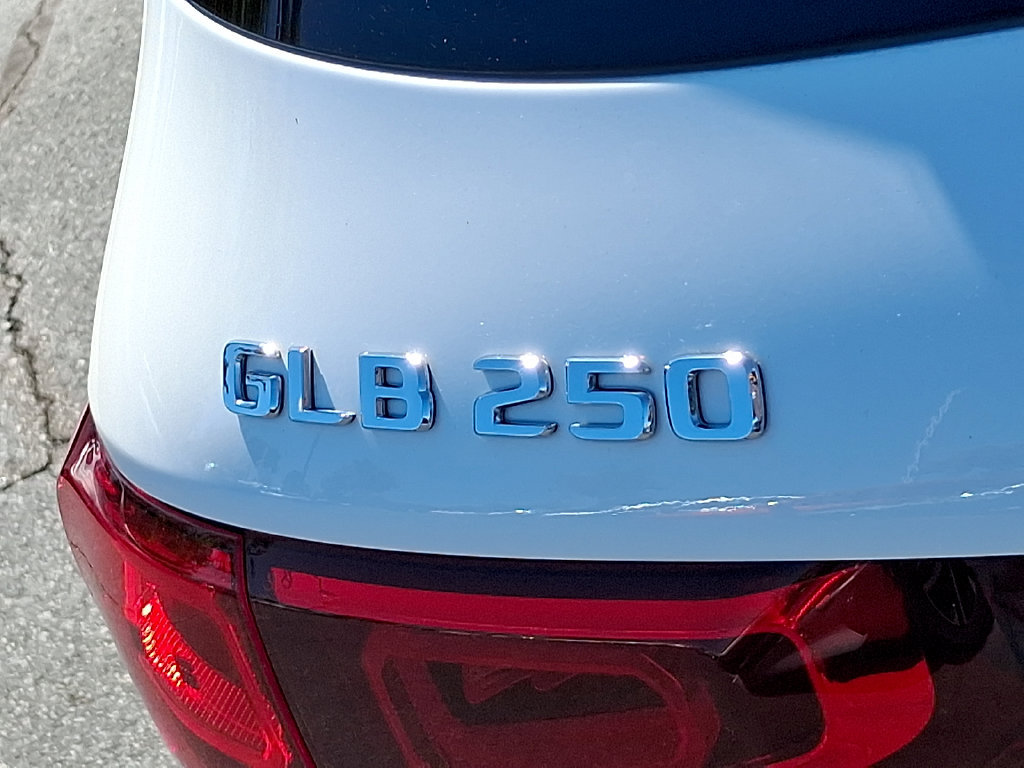 Used 2023 Mercedes-Benz GLB 250 4MATIC w/ Premium Package image 32
