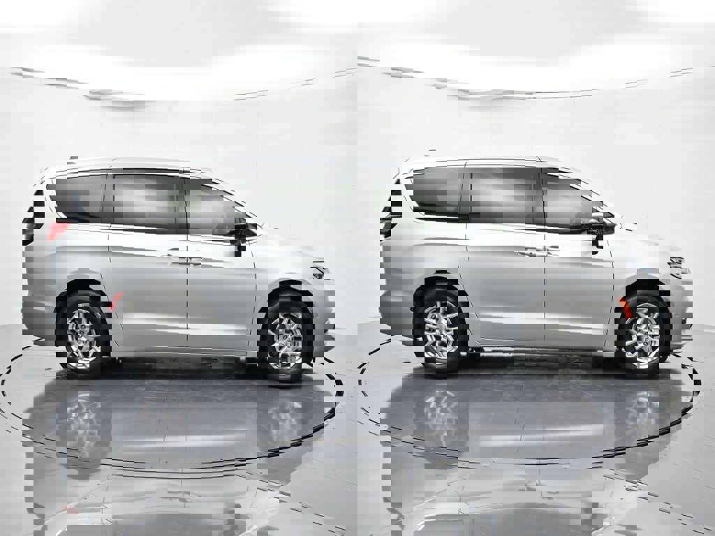 New 2026 Chrysler Pacifica Select image 4
