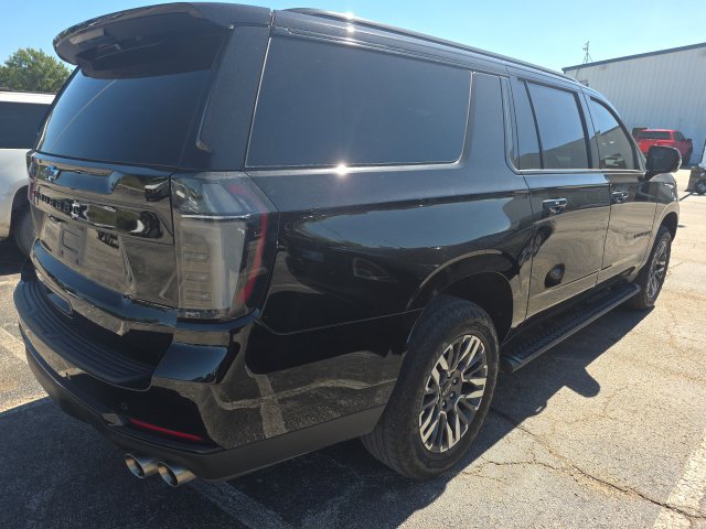 Used 2025 Chevrolet Suburban Z71 w/ Comfort Package AWD/4WD image 2