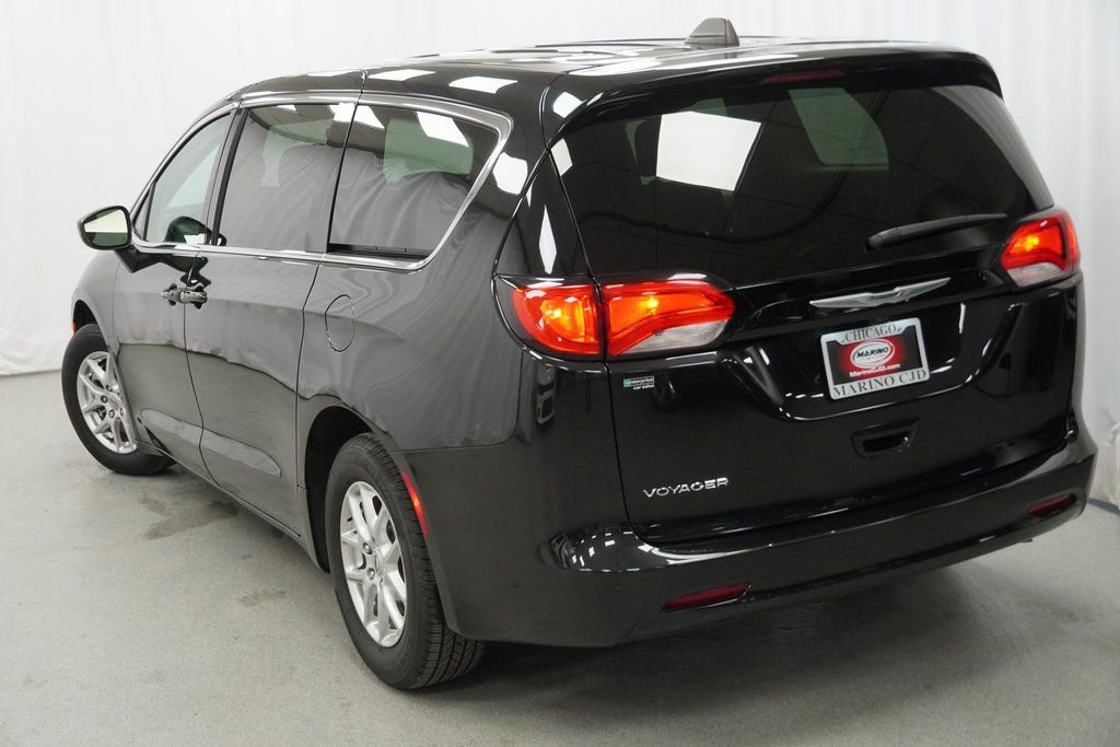 Used 2023 Chrysler Voyager LX image 12