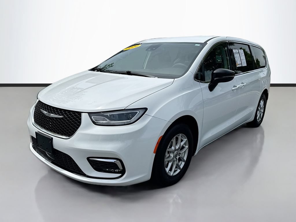 Used 2024 Chrysler Pacifica Touring-L FWD image 3