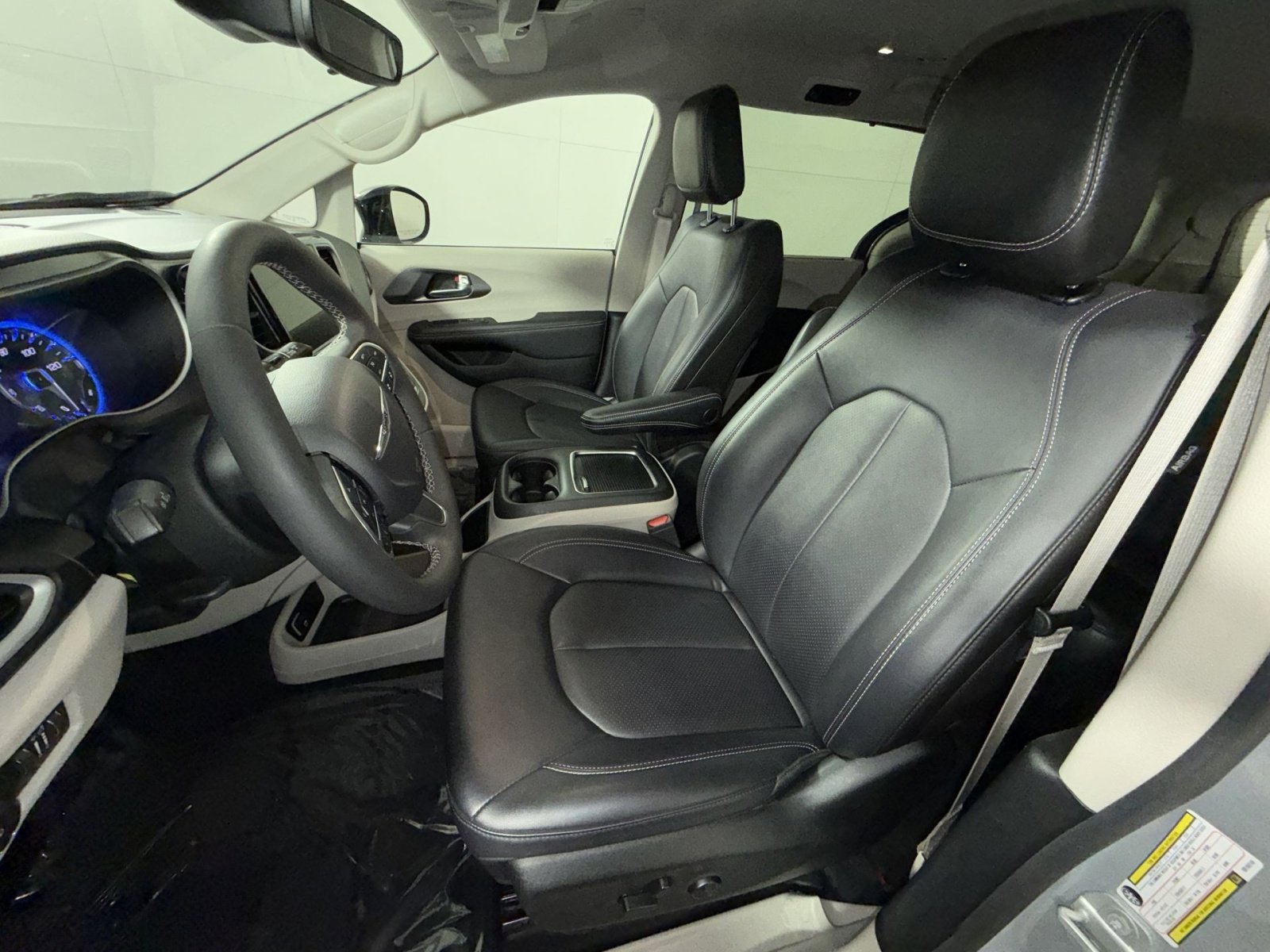 Used 2024 Chrysler Pacifica Touring-L image 13