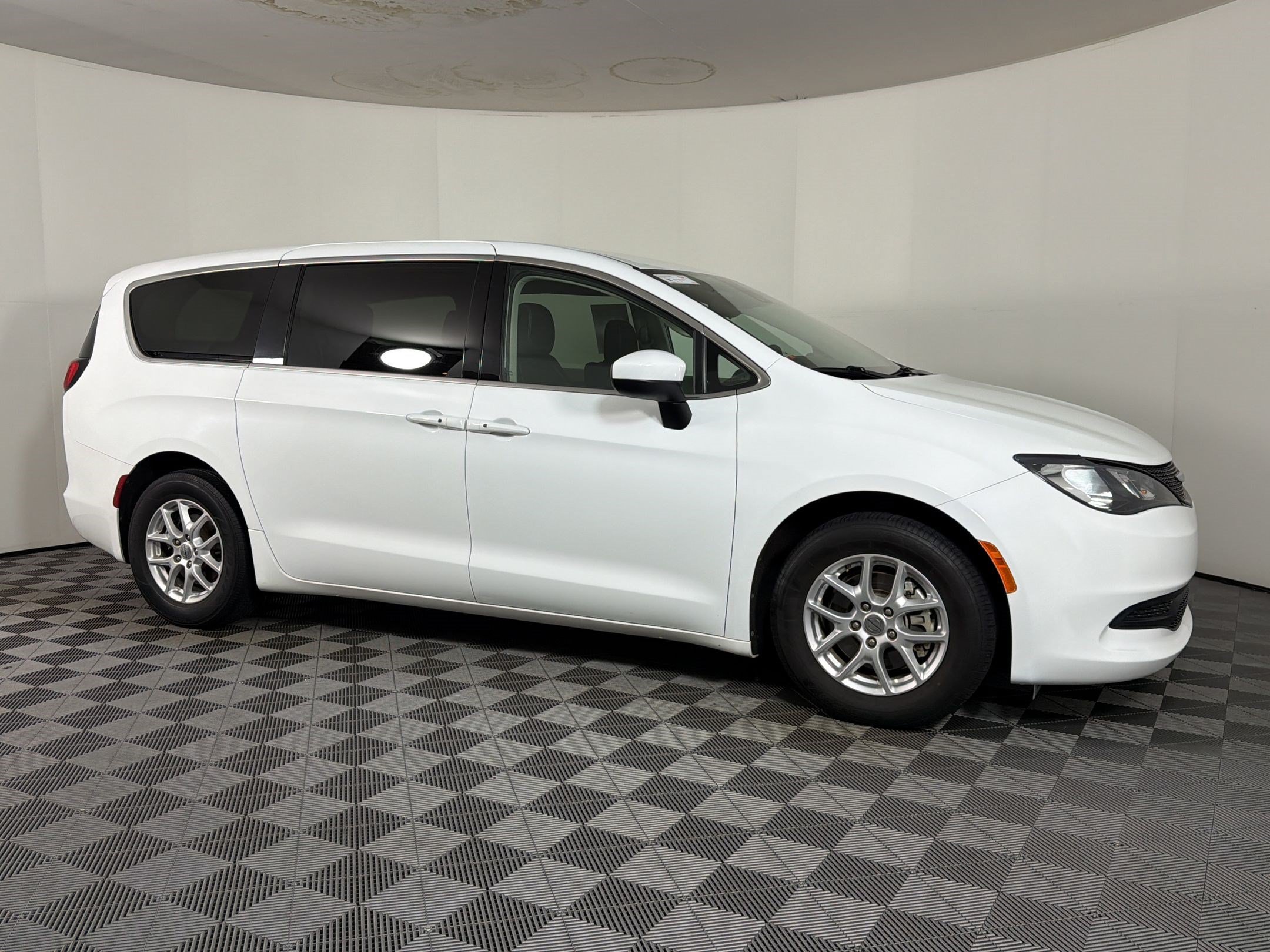 Used 2023 Chrysler Voyager LX FWD image 5