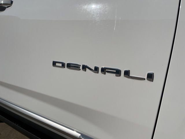 Used 2022 GMC Yukon Denali w/ Denali Premium Package image 9