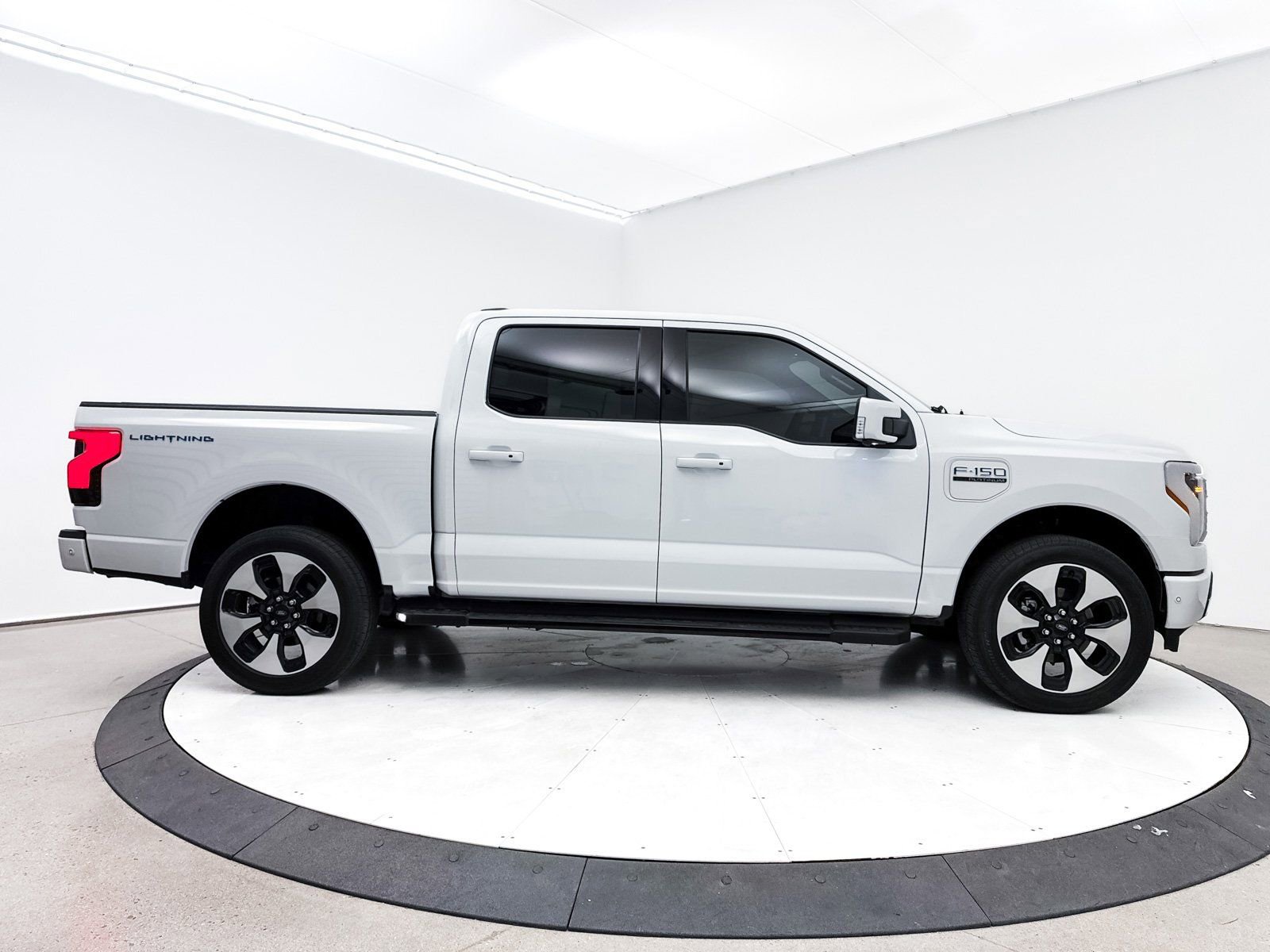 Used 2023 Ford F150 Lightning Platinum image 40