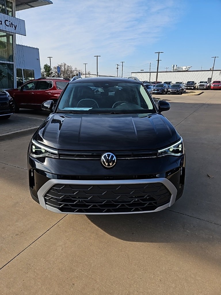 New 2026 Volkswagen Taos SE image 2